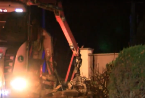 Vodičovi nákladiaku sa počas jazdy uvoľnila hydraulická ruka. Ničila všetko, čo jej stalo v ceste