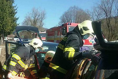 Vážna nehoda pri Brezne. Štátnu cestu museli uzatvoriť