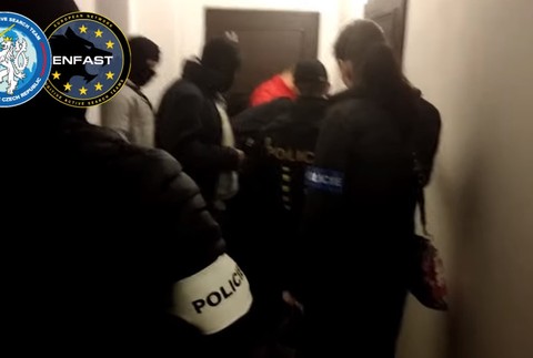 Kukláči zadržali medzinárodne hľadaného muža. Má ísť o nájomného vraha