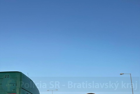 Na diaľnici D2 ležala osoba bez známok života