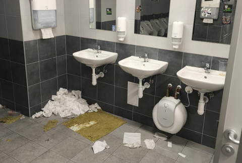 Zničené toalety v Košickej Futbalovej Aréne po zápase 2