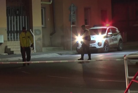 [multi] Policajná naháňačka skončila vážnou nehodou. Mladík (17) zrazil troch tínedžerov 1542
