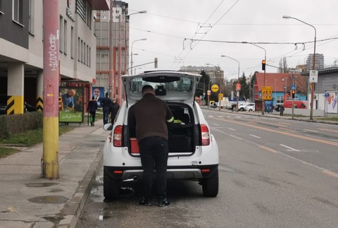 Tragédia v Bratislave. Muž mal zaškrtiť ženu a následne sa pokúsiť spáchať samovraždu
