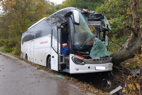 Tragická dopravná nehoda autobusu v obci Prievaly