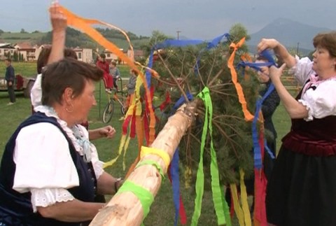 Stavanie máju na Orave