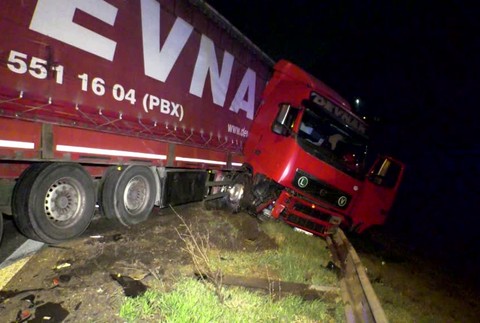 Kamiónu sa na moste nemali šancu vyhnúť. Výlet skončil čelnou zrážkou