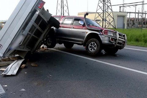 FOTO: Pri vážnej nehode troch áut vo Zvolene lietali triesky11162