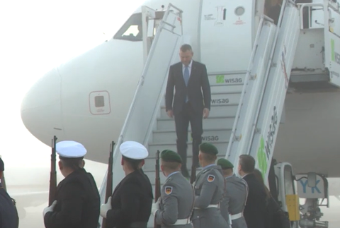 Pellegrini vystupuje z lietadla