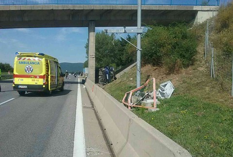 Tragédia na R1. Osobné auto vyletelo z cesty