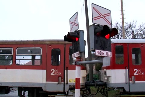 [multi] Pri zrážke vlaku s autom sa ťažko zranila matka s dcérou - bývalou kandidátkou na starostku 1636