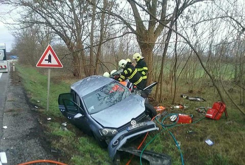 Čelná zrážka áut si vyžiadala jeden život. Cestu museli uzavrieť