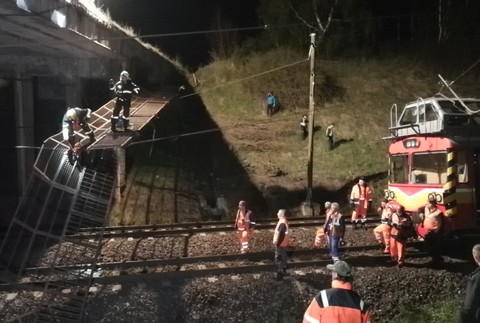 Na trolejové vedenie sa zrútilo zábradlie