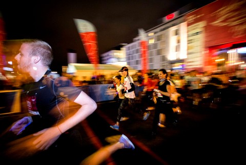 Účastníci behu nočným mestom