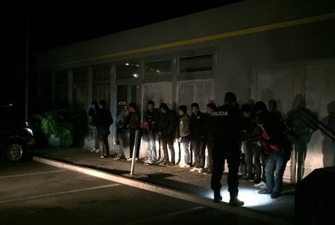 Policajti našli v dodávke 16 osôb