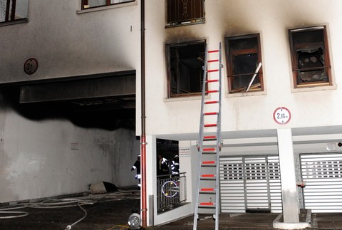 Pohľad do okien bytu, v ktorom žena zastrelila syna