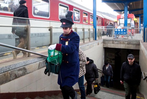 Bezdomovci pomáhajú s batožinou