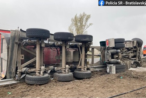 Diaľnicu D2 zablokovala nehoda