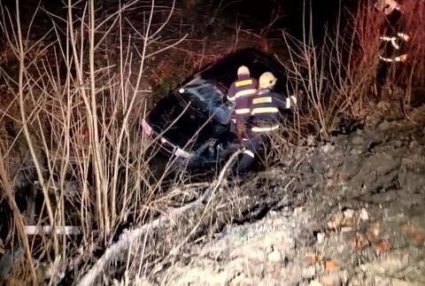 Mladý Zvolenčan podcenil šmykľavé cesty. S autom skončil v ľadovej vode potoka