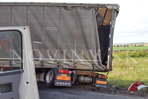 Nehoda sanitky, auta a kamióna