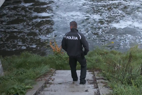 Muža unášal silný prúd rieky Hron