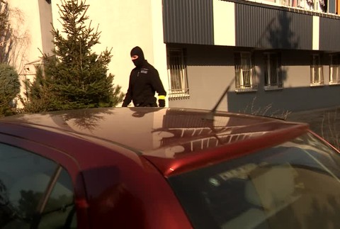Obyvateľov paneláku zobudila policajná razia. Policajti obsadili jeden z bytov