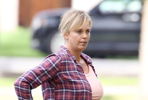 Charlize Theron počas nakrúcania filmu Tully