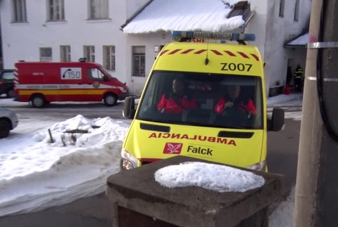 V budove potravín našli mŕtveho muža. Jeho priateľka ležala vedľa neho vo vážnom stave