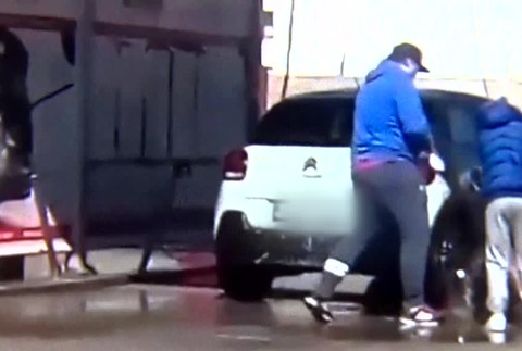 [multi] Muž umýval psa v autoumyvárni. Podľa veterinára môže ísť o týranie 1949