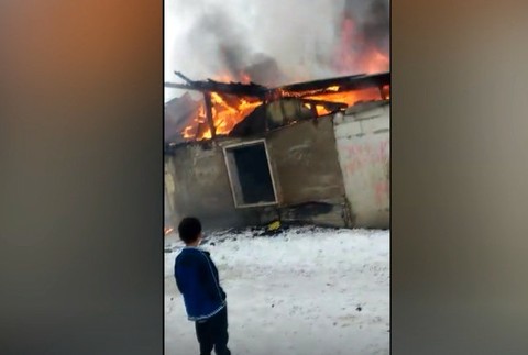 Desiatky ľudí prišli o strechu nad hlavou. Oheň zničil všetko čo mu stálo v ceste