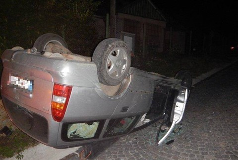 Mladík (20) nezvládol riadenie, a s autom skončil na streche. Vedľa neho sedela 26-ročná žena