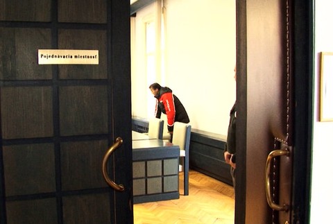 Z pohrebu kamaráta si to namieril priamo do krčmy. Potom začal vykrikovať nacistické pozdravy