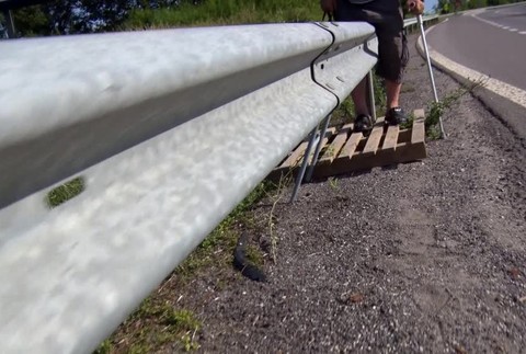 [multi] Jozefovi pred dom osadili zvodidlá, denne ich musí preliezať. Slovenská správa ciest má na to ale vysvetlenie 6629