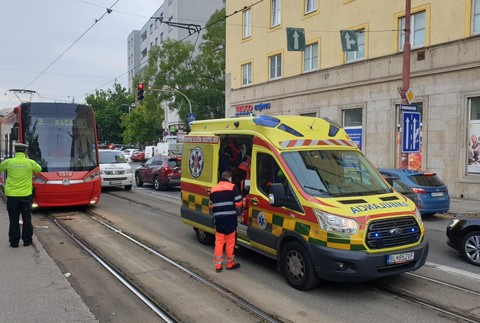 Zrážka chodca s električkou. Nehoda paralyzovala dopravu v Bratislave
