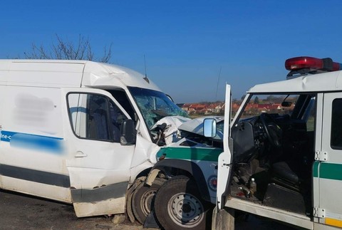 Čelná zrážka dodávky s policajtmi