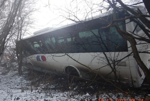 Vodič dostal pri Banskej Štiavnici šmyk. S autobusom ostal zachytený o zvodidlá