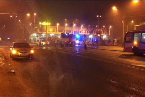 Zastavené auto, autonehoda,v pozadí sanitky