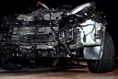 Nabúrala, vycúvala a s vytekajúcim olejom pokračovala v jazde. Policajti u vodičky zistili požitie alkoholu