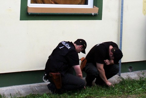 policajti prehľadávajú miesto streľby v Prievidzi