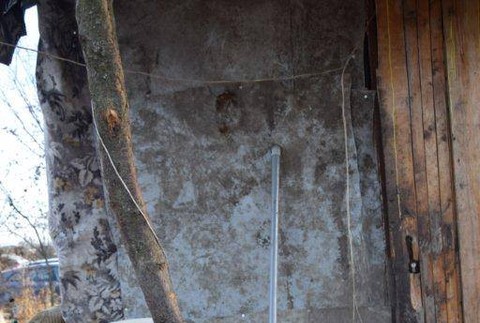 Mladú matku kopali a fackovali jej príbuzné. V nemocnici zomrela