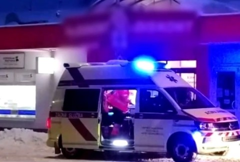 Pod zákazníkom herne sa preborila strecha. Ostal v bezvedomí