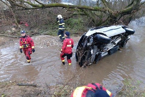 Tragédia v Revúcej: Záchranári našli vrak auta a dve telá v rieke