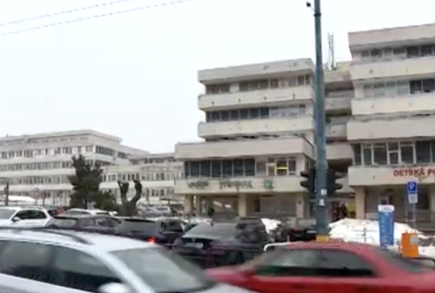 Nemocnica tvrdí, že aj v krízovom režime je hygiena dodržiavaná. Pacientka má inú skúsenosť