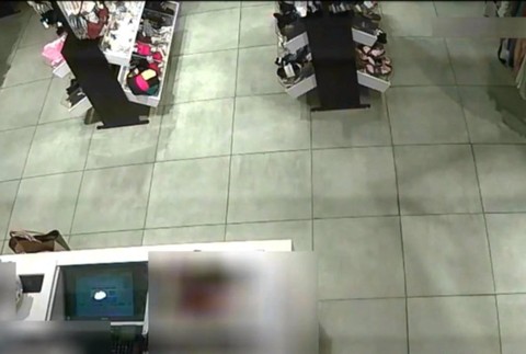 Podvod, akí policajti ešte nevideli. Dvaja muži okrádali predavačky