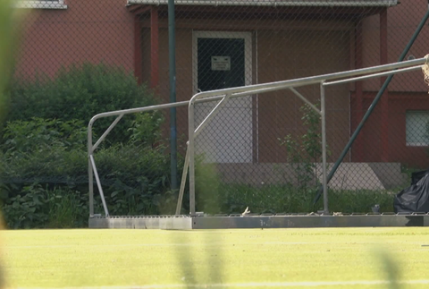 Bránka spadla na chlapca 