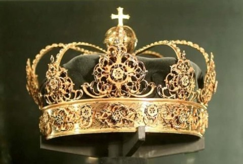 Zlodeji ukradli kráľovské koruny aj klenoty. Z katedrály utiekli na motorovom člne