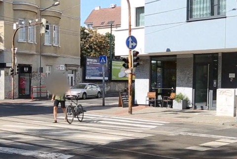 cyklisti majú prechádzať cez priechod až keď zosadnú z bicykla
