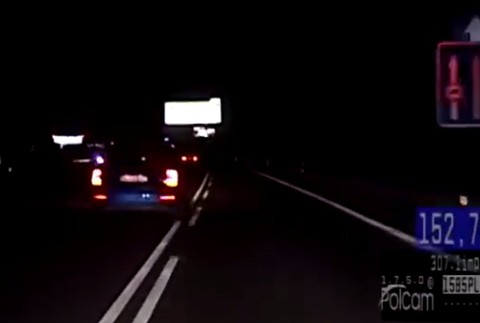 Ulicami mesta uháňal viac ako 120 km/h. Policajnú naháňačku neukončili ani varovné výstrely