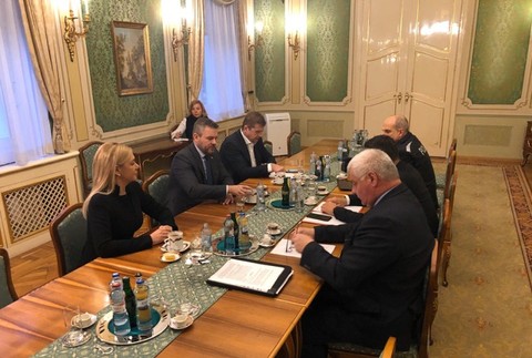 Rokovanie premiéra s ministrami a policajným šéfom 