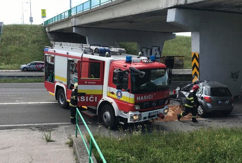 Smrteľná nehoda na vjazde do Bratislavy. Vodič v plnej rýchlosti nabúral do betónového piliera