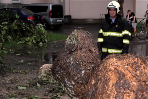 Nedeľné búrky spôsobili vrásky na tvárach obyvateľom severného Slovenska. Mnohých nepotešia ani poisťovne